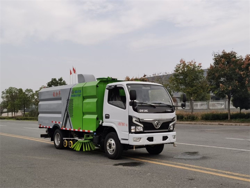 東風(fēng)多利卡3308軸距洗掃車(chē)